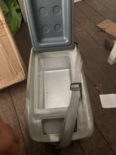 Mini geladeira 12 v Black & Decker gela e esquenta