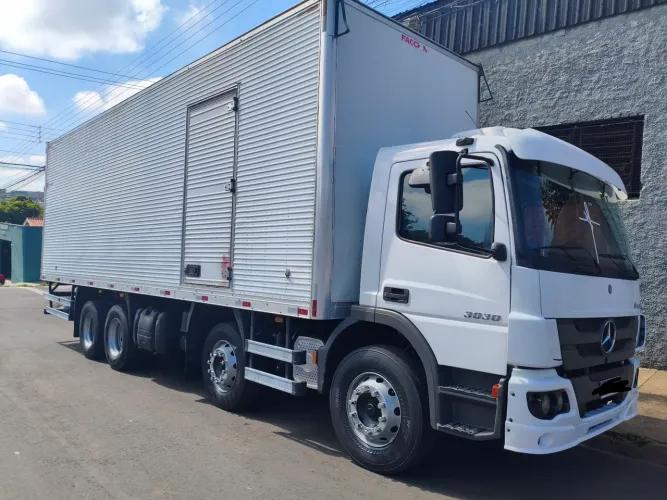 MB Atego 3030 ano 2016 baú 9,10 único dono