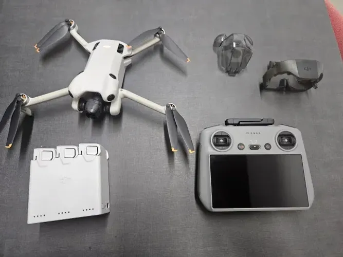 ? Drone DJI Mini 4 Pro Combo com tela à venda!