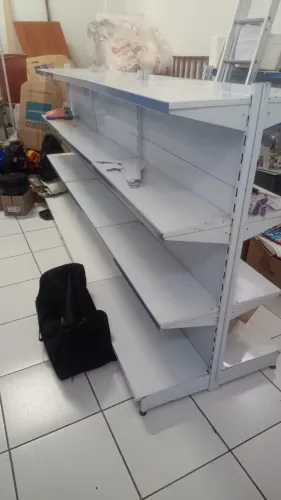 Prateleira de Centro para Loja Alt. 1,40mt 4 Bandejas (6 Metros)
