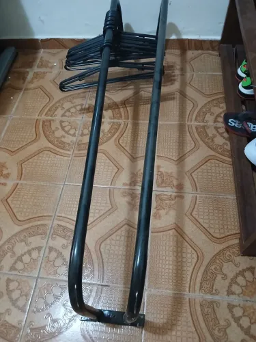 Arara de parede + cabides