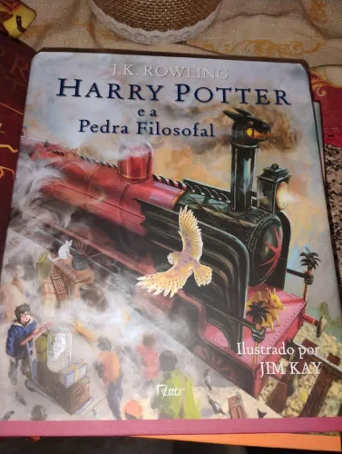 Livro HARRY POTTER e a pedra filosofal