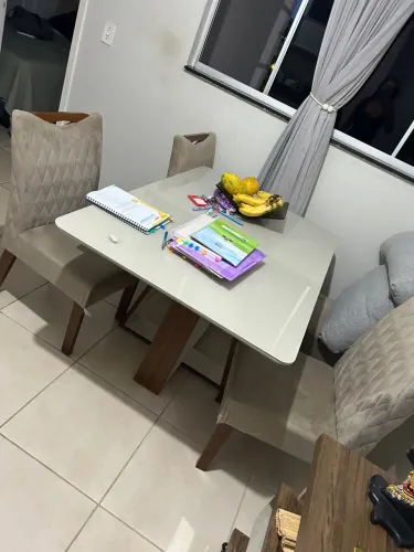 Mesa com 4 cadeiras