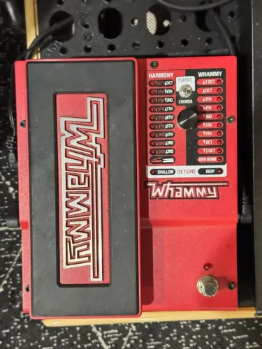 Pedal de Efeito DigiTech Whammy 5th Gen Vermelho para Baixo e Guitarras