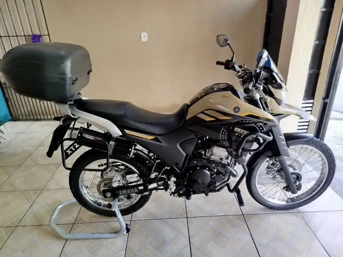 Lander 2023 zerada, baixo km e cheia de acessórios.
