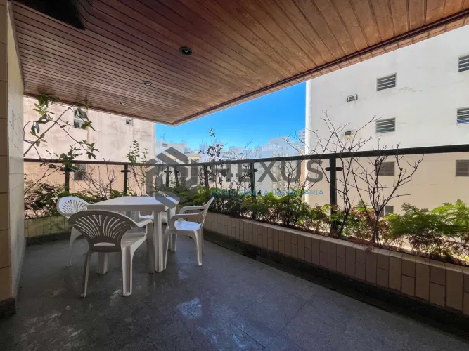 Apartamento com varanda a duas quadras da Praia das Pitangueiras, Guaruja