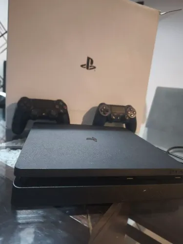 PlayStation 4 com HD 1TB + 2 controles originais.