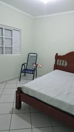 Aluga-se Casa com Edícula