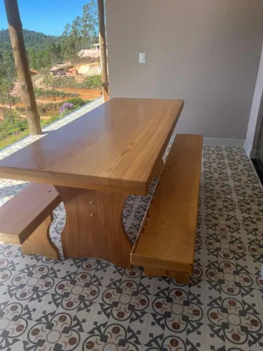 Mesa angelim pedra 2metros X 80cm com 2 bancos