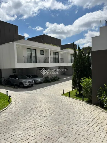 Sobrado Triplex 3 quartos, 1 suíte, com terraço e 2 vagas no bairro Guabirotuba em Curitib