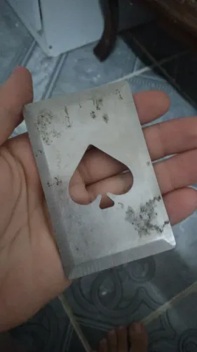 Abridor de garrafa em formato de carta de baralho