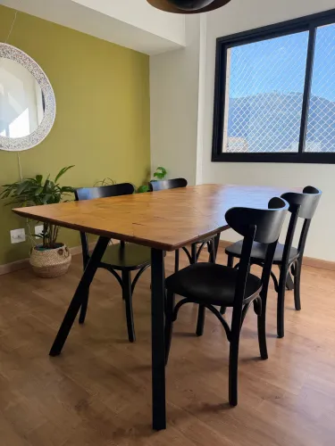 Mesa de jantar com 4 cadeiras