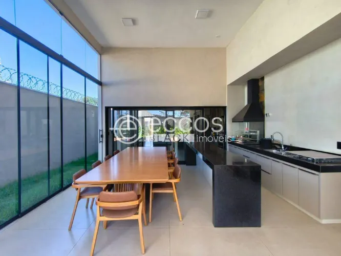 Casa para aluguel, 3 quartos, 3 suítes, 2 vagas, Jardim Karaíba - Uberlândia/MG