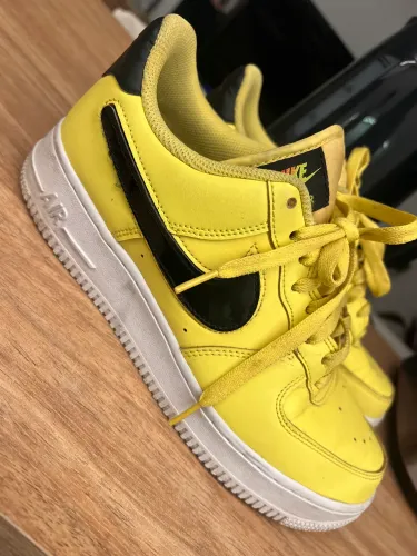 Nike Air Force 1 Low Misplaced Swoosh Pale Yellow - Edição 2021.