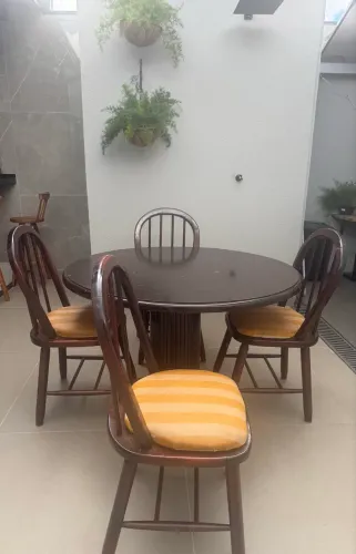 Mesa com 4 cadeiras de madeira 