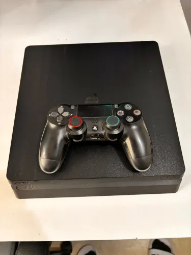 PlayStation 4 em perfeito estado + 5 jogos 