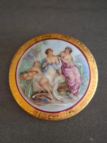 Tampa de porcelana antiga pintada à mão de uma polveira (ou porta-pó)