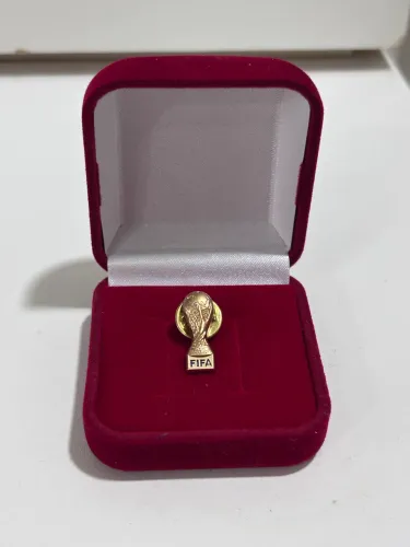 [FRETE GRÁTIS] Broche Copa do Mundo 2014 FIFA original - ACOMPANHA CAIXINHA DE VELUDO