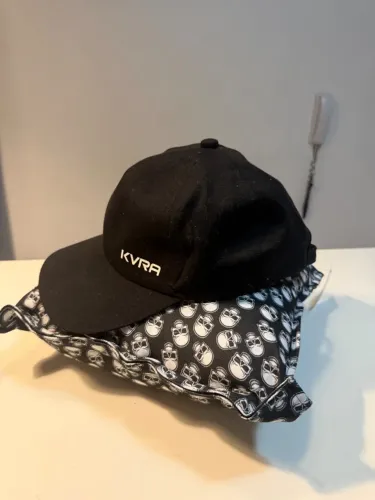 boné e mini almofada estampa caveira