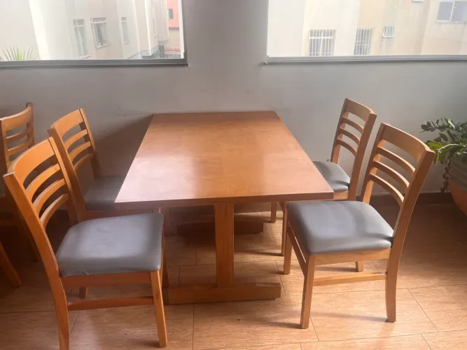 Mesas com 4 cadeiras marca Brum