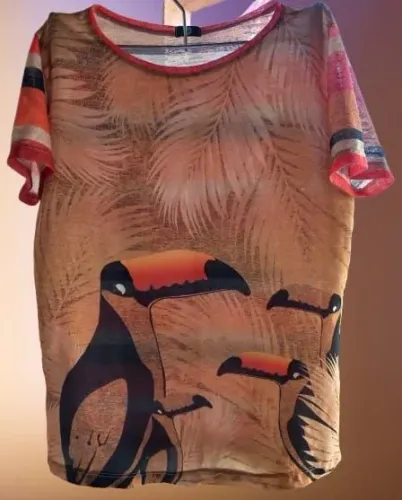 Blusa com mangas, cor laranja, estampa de tucanos 