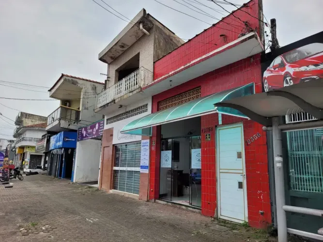 Vende: 1 Loja c/ casa nos fdos, c/ 1dorm, Jdm. 4mx4m, sal,coz, wc, e área/serv. Á tot do t