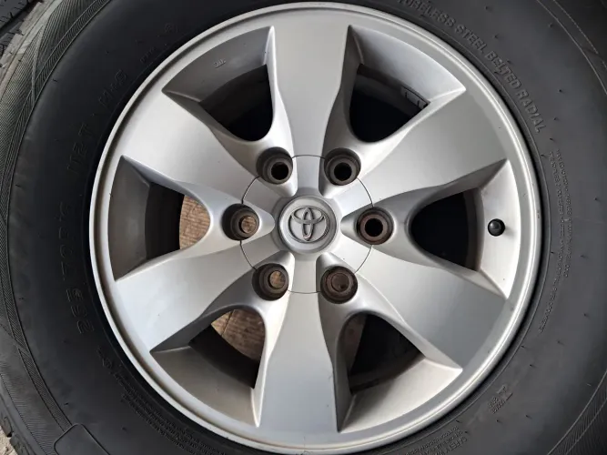 Rodas aro 16 Toyota Hilux Prata com Pneus 265 70 16 usados jogo
