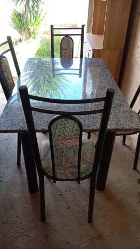 Mesa Grande com 4 Cadeiras Praticamente Novos