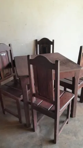 Jogo de mesa em madeira maciça com 4 cadeiras.