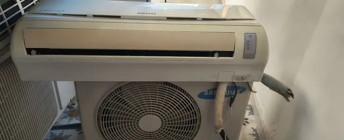 Vende se ar-condicionado com controle remoto