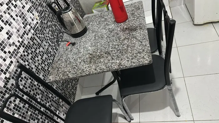 Mesa nova com 4 cadeiras 1 mês de uso