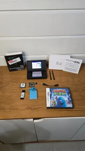 Nintendo DS DESBLOQUEADO + 18 jogos + R4 + micro SD + case + canetinha reserva +carregador