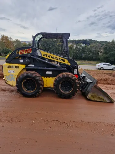 Mini Carregadeira New Holland L218 ano 2012 motor perkins