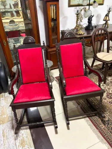Antigo Par de Cadeiras de Balanço trabalhadas em Madeira com estofado de veludo vermelho.