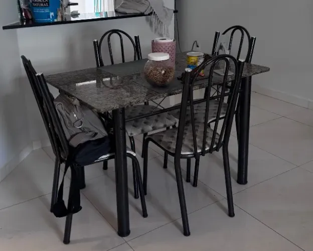 Mesa de jantar com 4 cadeiras