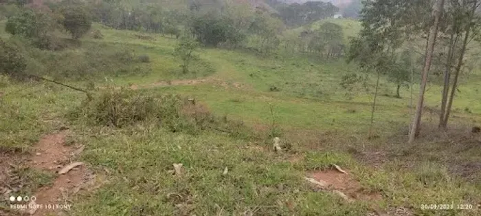 Lindo sitio ao lado do asfalto com vista maravilhosa