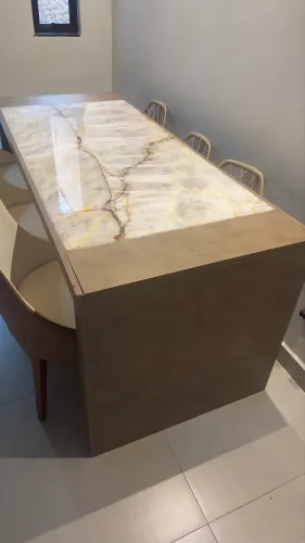 Mesa com tampo de Mármore iluminado