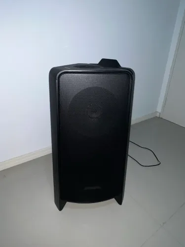 Sound Tower Samsung MX-T55, com potência de 500W e som bi-direcional