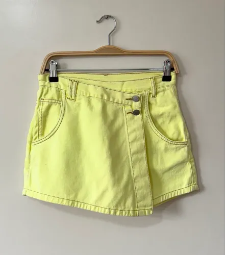Short Saia Amarelo Neon Farm Rio, Perfeito para Copa, Tamanho P