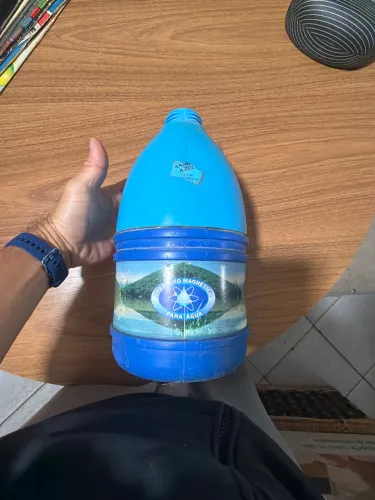 Garrafa magnética para água ,faltando a tampa