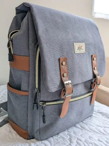 Mochila wowang cinza com detalhes em caramelo