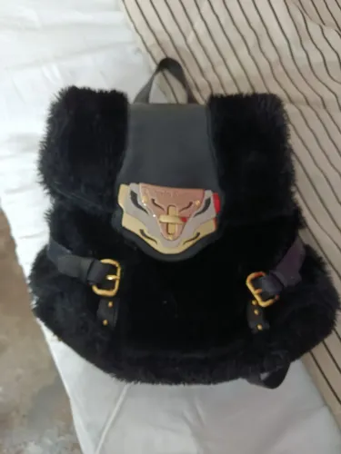 Mochila Carmen Steffens Luxury - Pelúcia Preta e Detalhes Dourados