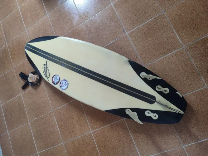 Prancha Ripwave 5'8 + Leash e Quilhas