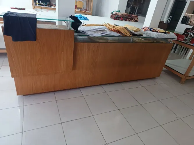 Vendo balcão de loja medida 3m com vidro blindex de 10 mm valor 800 tênis retirada no loca