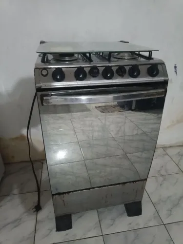 Fogão 4 bocas, sendo que precisa d reparos nas bocas!!! automático,forno c grill funciona