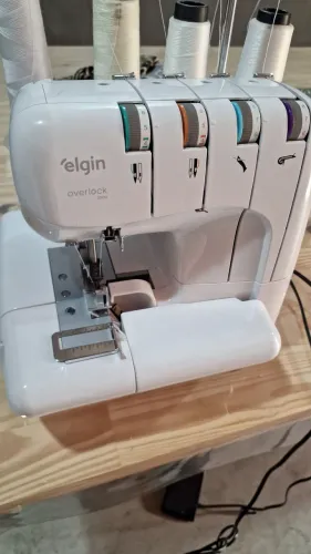 Máquina de overloque Singer