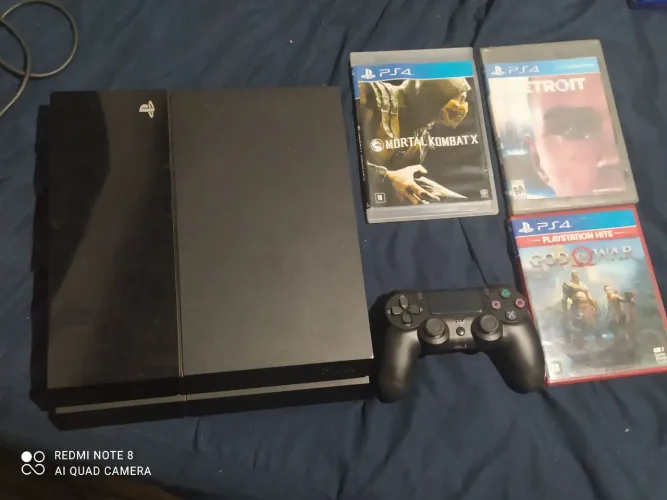 PS4 c/ 3 jogos e 1 controle 
