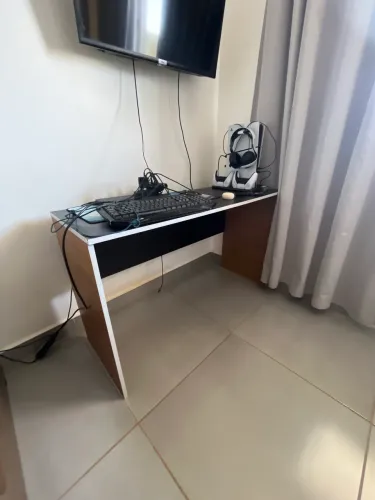Mesa escrivaninha para escritório/casual.