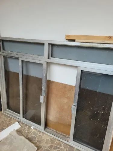 Duas janelas de alumínio com vidros fumê