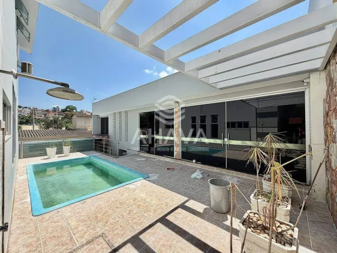 Casa Comercial/Residencial com 5 Quartos sendo 3 Suítes, Piscina, 315m² de Área Construída